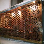 Металлический экран батареи отопления.