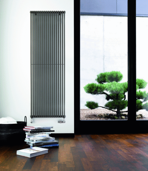 Вертикальный радиатор в квартире с панорамными окнами