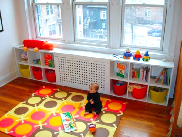Экран-короб с полками под игрушки в детской комнате